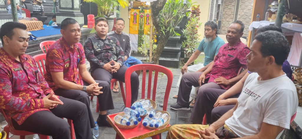 Perbekel Desa Canggu melayat kerumah duka Banjar Babakan